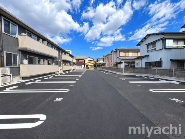 オリエンタルコート南田宮の駐車場