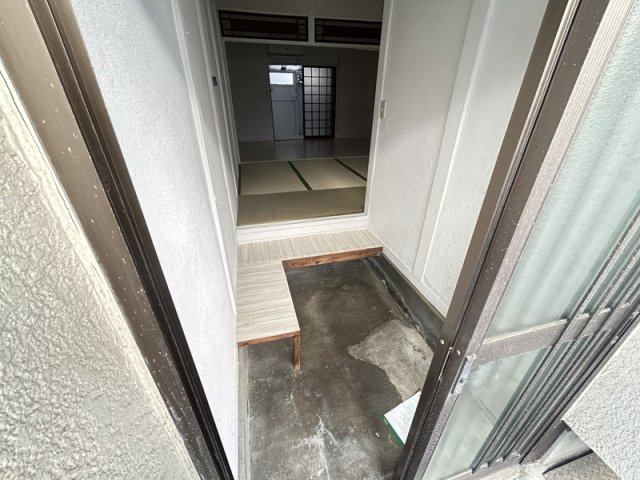 稲葉元町1丁目テラスハウスの玄関