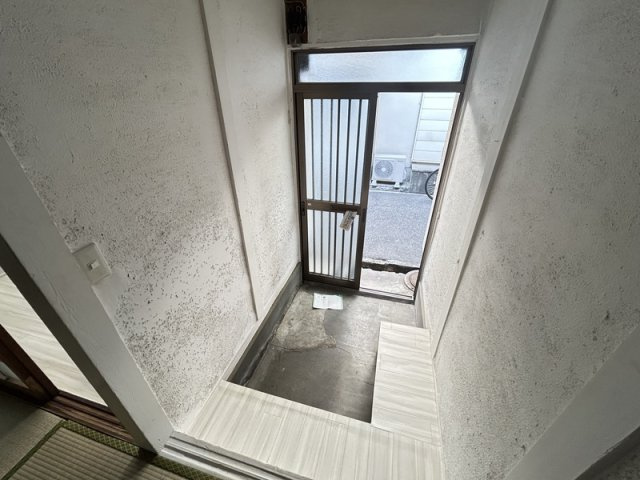 稲葉元町1丁目テラスハウスの玄関