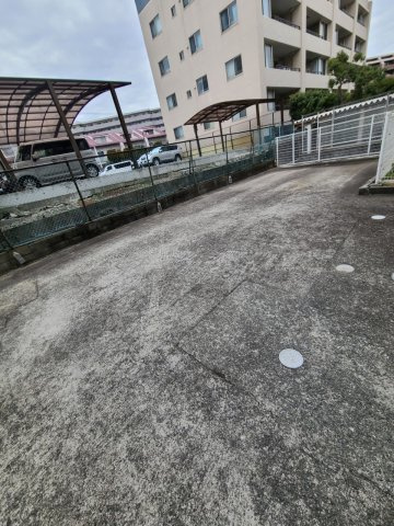 レジデンス老松の駐車場