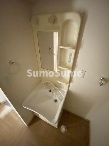 グランプラスシャトーの洗面所|明るい洗面所です
