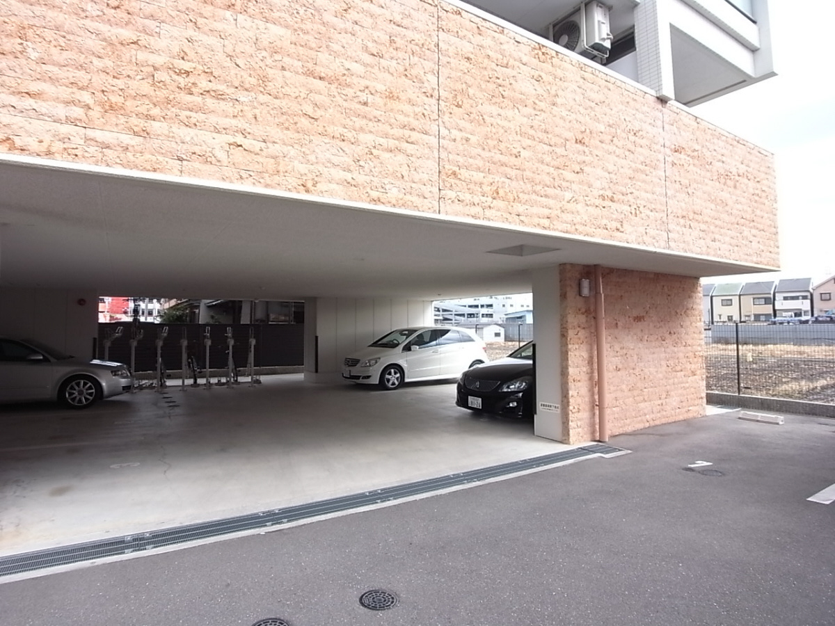 サンフレンドユーPartⅡの駐車場