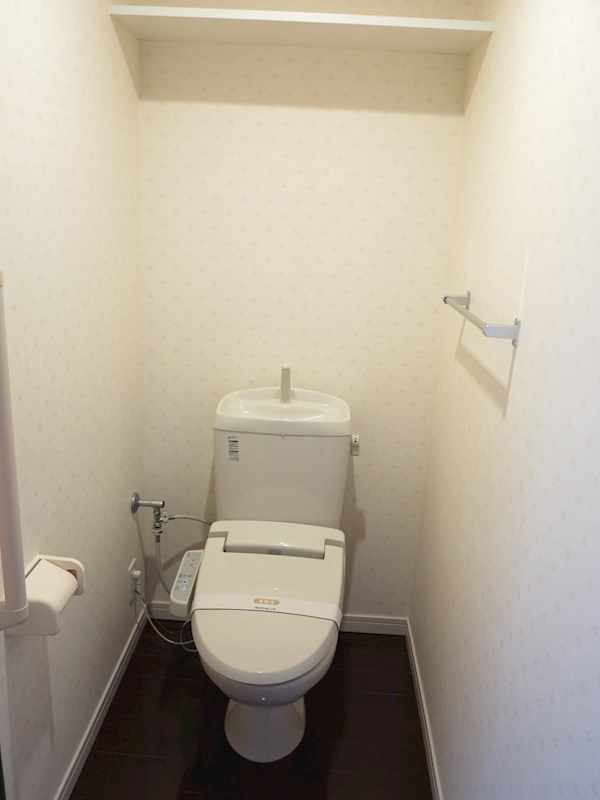 ☆温水洗浄・暖房便座付きトイレです☆