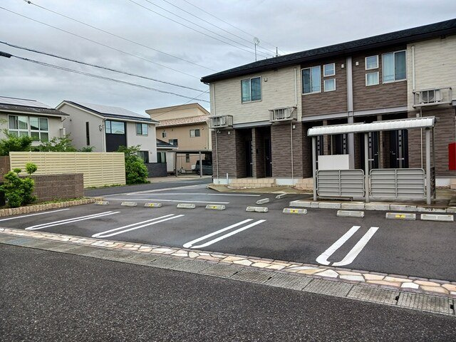 ヴィラ　ラルーチェの駐車場