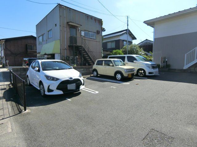 アリエス勝田の駐車場
