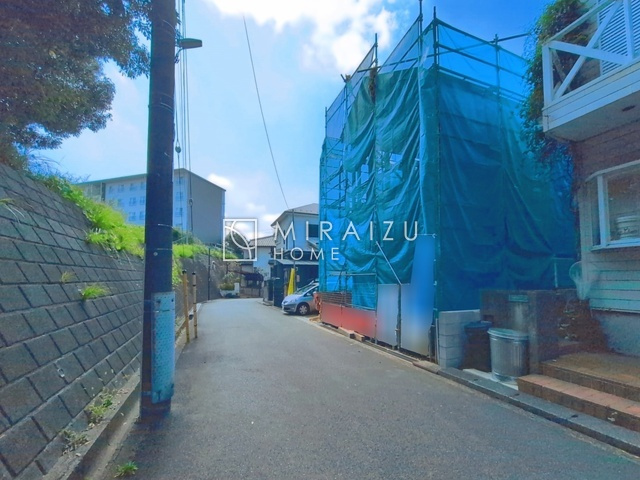【前面道路含む現地写真】 | プライバシー性と開放感を高める住環境。陽当たりの良い開かれたロケーションを活かし、心地よい暮らしをプランニング