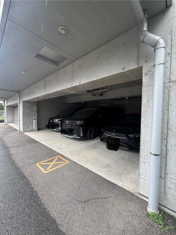 ジープラスの駐車場