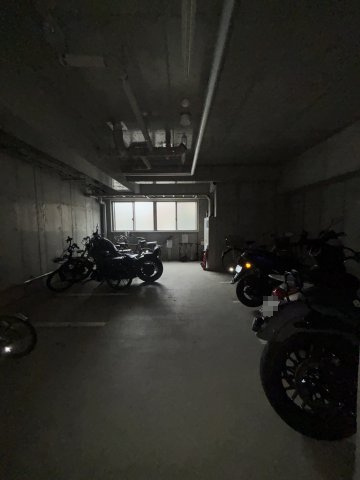 ジープラスの駐車場