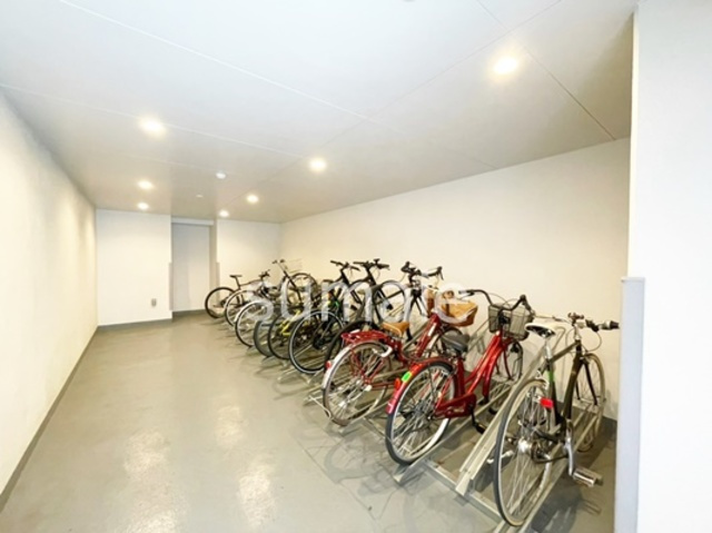 ロイヤルブルーム高鼻町のその他共用部分|屋根のある駐輪場です。
