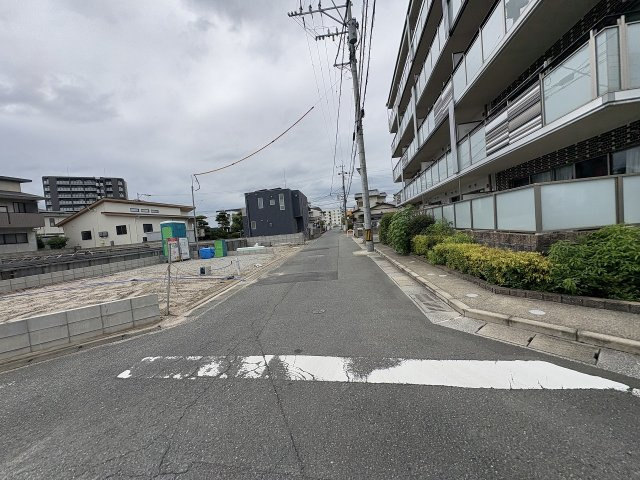【その他】 | 福岡市南区的場1丁目1期　1号棟（全5棟）【仲介手数料無料・0円】 | 現地写真。前面道路です。