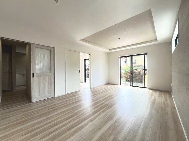 【居間・リビング】 | 福岡市南区的場1丁目1期　1号棟（全5棟）【仲介手数料無料・0円】 | 施工例。施工例は完成時と異なる場合があります。