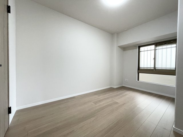 サーパス新大工の洋室