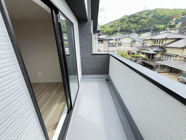 【バルコニー】 | 福岡市南区的場1丁目1期　2号棟（全5棟）【仲介手数料無料・0円】 | 施工例。施工例は完成時と異なる場合があります。