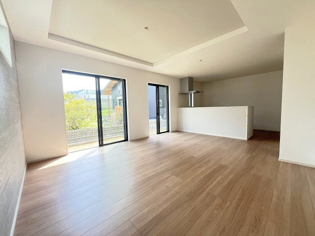 【居間・リビング】 | 福岡市南区的場1丁目1期　2号棟（全5棟）【仲介手数料無料・0円】 | 施工例。施工例は完成時と異なる場合があります。