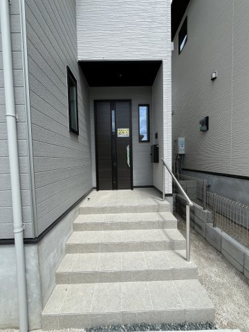 【玄関】 | 福岡市南区的場1丁目1期　3号棟（全5棟）【仲介手数料無料・0円】 | 施工例。施工例は完成時と異なる場合があります。
