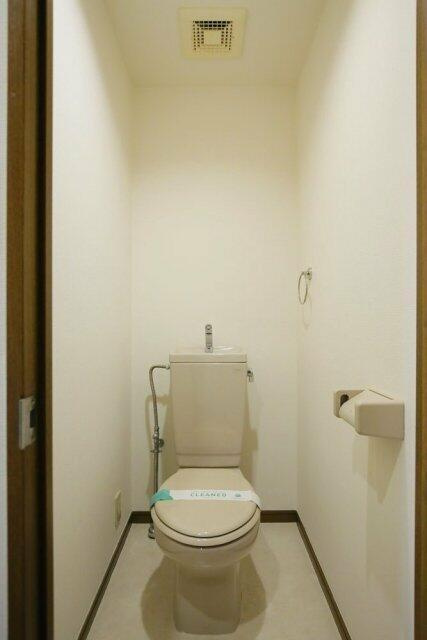 渋谷区本町２丁目の賃貸マンションのトイレ|清潔感のあるトイレです