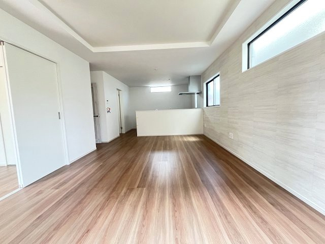 【居間・リビング】 | 福岡市南区的場1丁目1期　5号棟（全5棟）【仲介手数料無料・0円】 | 施工例。施工例は完成時と異なる場合があります。