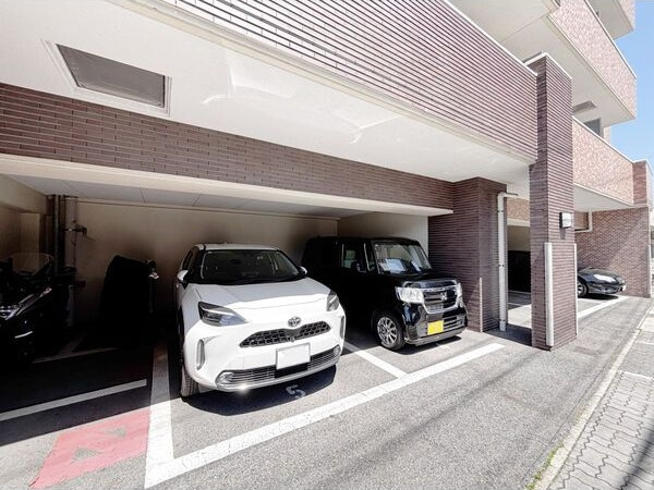 カレント茶屋が坂の駐車場