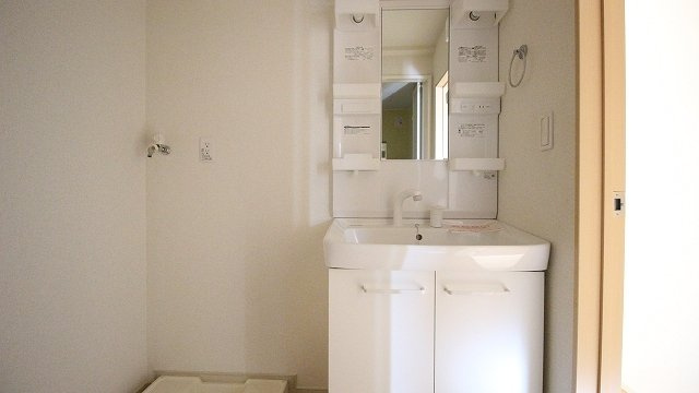 カーサ府中　Ⅱの洗面所|明るい洗面所です