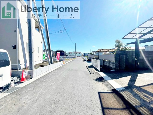 茨城町前田第6　新築戸建　1号棟の前面道路含む現地写真