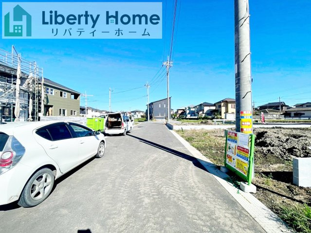 茨城町前田第6　新築戸建　4号棟の前面道路含む現地写真