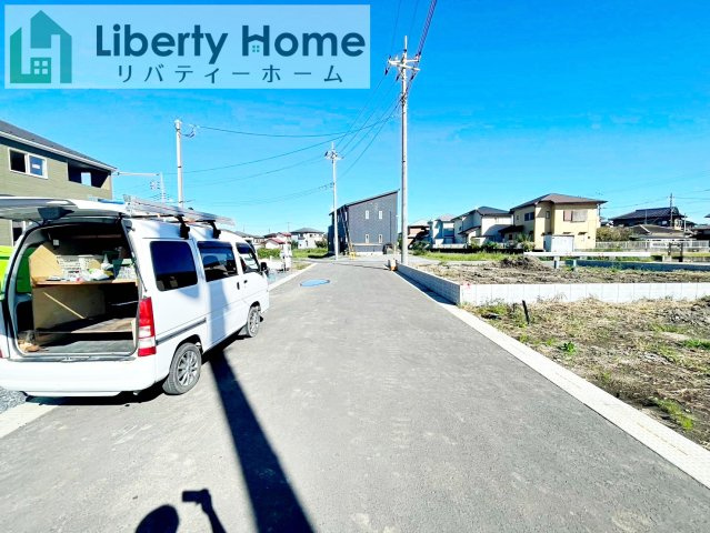 茨城町前田第6　新築戸建　5号棟の前面道路含む現地写真