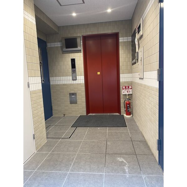 大阪市中央区千日前２丁目の事務所のエントランス
