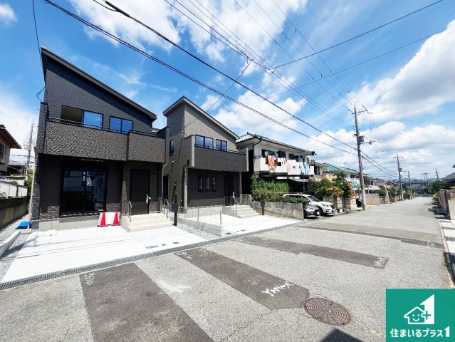 神戸市西区糀台　新築一戸建ての前面道路含む現地写真|周辺は閑静な住宅街！前面道路広々で車の出し入れも便利です。駐車が苦手な方でも安心して車庫入れできます！