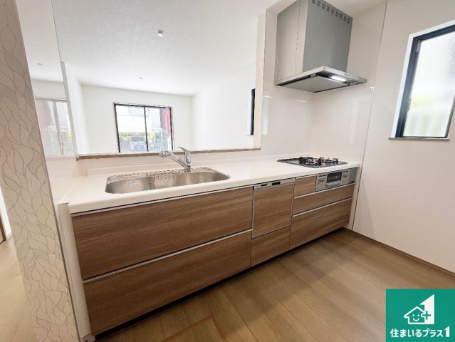 神戸市西区糀台　新築一戸建てのキッチン|リビングと統一感があり、使い勝手のいいキッチン。広々としているので、二人並んで作業が出来ちゃいます。お子様と一緒に色々なお料理に挑戦できるスペースがあります。