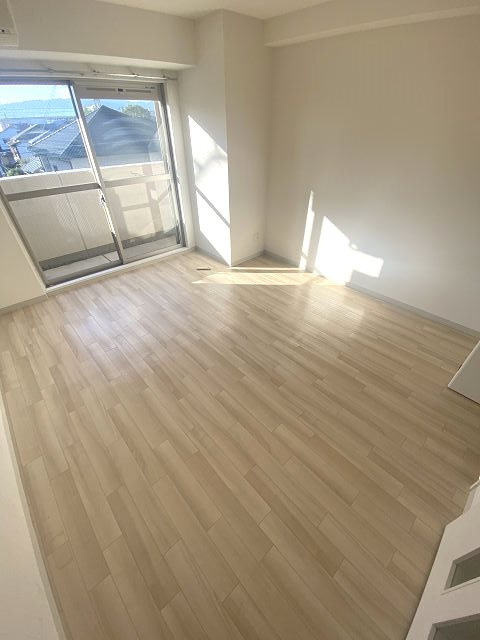 尼崎市西本町８丁目の賃貸マンションの居間・リビング