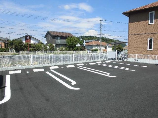 プラウドリィ・モデッサの駐車場