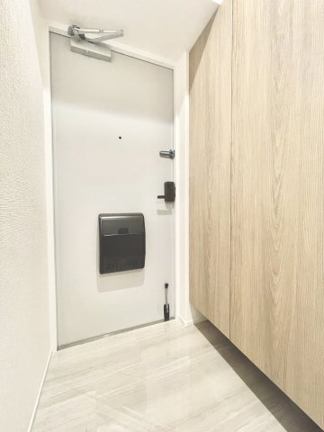 アンビエント千里山の玄関|収納もある玄関です