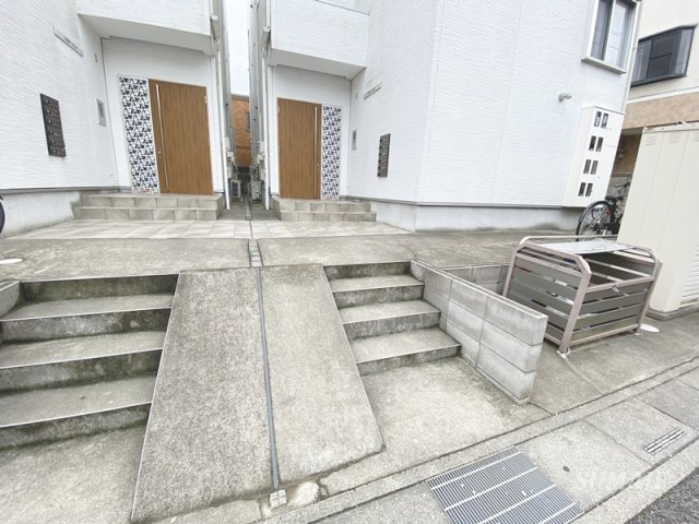 RIZEST東大宮のエントランス|ゆとりのあるエントランスです☆