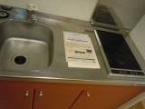 レオパレスフィエスタＹ１０２のキッチン|コンロの仕様が異なる場合があります