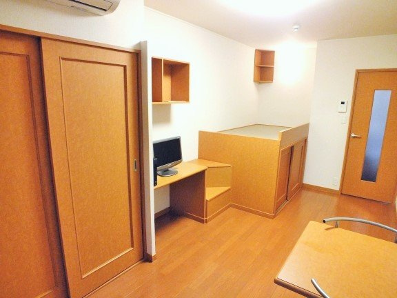 【寝室】 | レオパレスピエナ | 造付けベッド、ベッド下収納あり。