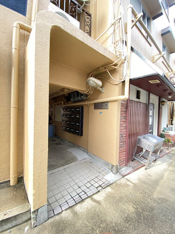 尼崎市立花町４丁目の賃貸マンションのエントランス