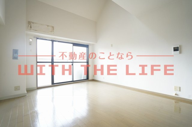 日吉壱番館【キャッシュバック対象物件】の居間・リビング|こちらの居間で趣味の時間をお楽しみください