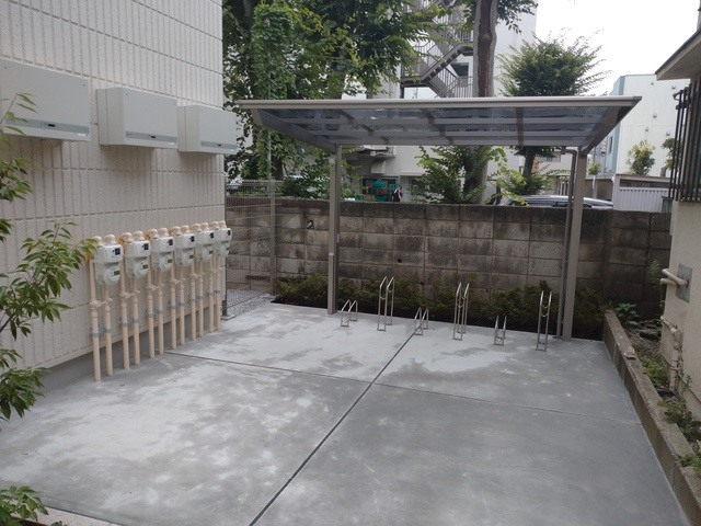 板橋区蓮根２丁目の賃貸マンションのその他共用部分|★屋根付き駐輪場★