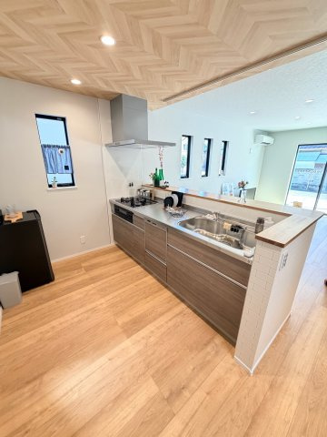 ☆選べる家具プレゼント☆石風呂町2号地のキッチン|対面式の広々としたシステムキッチン。リビングで遊ぶお子様の様子を見守りながら手際よくお料理でき、会話を弾ませながら楽しく夕食の準備が進められそう。