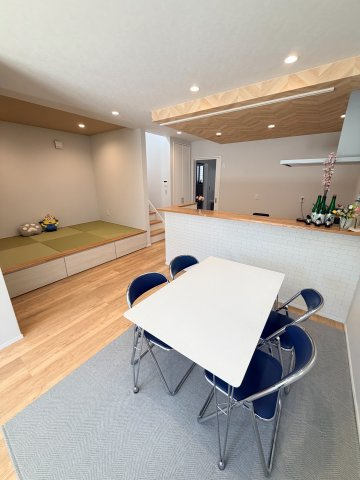 ☆選べる家具プレゼント☆石風呂町2号地のダイニング|南向きで温かな陽光がたっぷり注ぐ開放的なリビング。