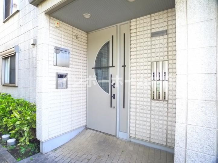 仲介手数料50％半額キャンペーン物件のエントランス