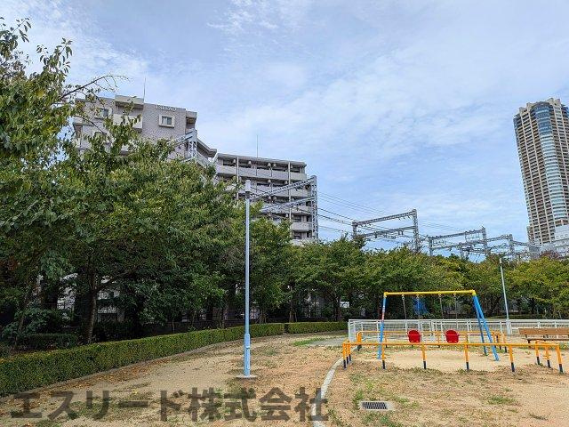 エスリード弁天町セミリア302号室のエントランス|緑道とエントランスのアプローチが続いています。