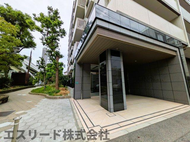 エスリード弁天町セミリア302号室のエントランス|緑道から一体化した落ち着いたエントランスです