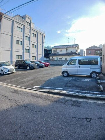 グランジュネッスの駐車場