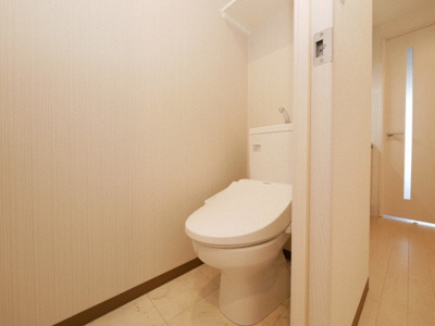 【トイレ】 | FOREST NAMBA | 落ち着いた色調のトイレです