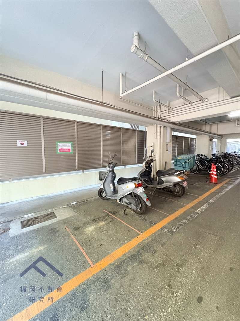 赤坂パインマンションの駐車場
