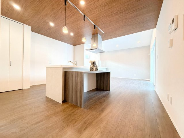 【居間・リビング】 | 伊勢崎市三室町　平屋　新築住宅 | 窓からのあたたかい光をあびながらの朝食。今日も一日がんばれそう！と思えるリビング。