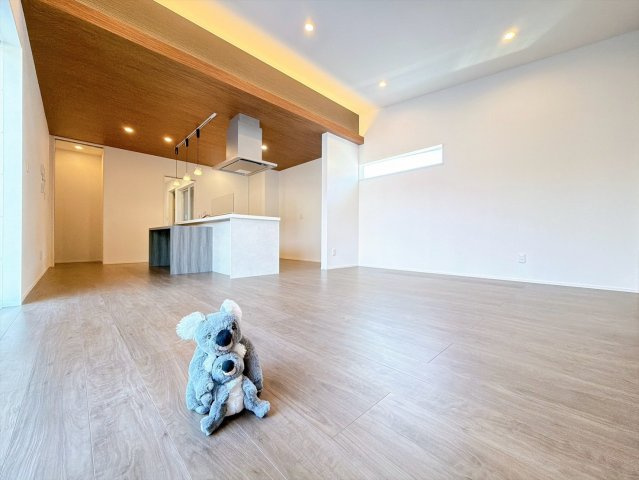 【居間・リビング】 | 伊勢崎市三室町　平屋　新築住宅 | 上質な素材感と明るい空間が調和するリビング・ダイニング。家族やゲストをもてなす、ワンランク上のくつろぎをお届けします。