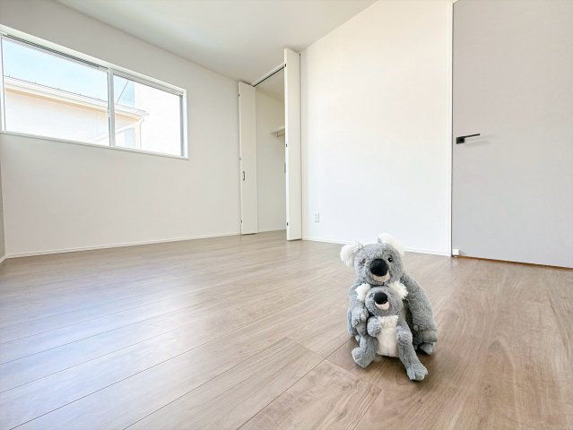 【洋室】 | 伊勢崎市三室町　平屋　新築住宅 | さまざまにカスタマイズしていただけるシンプルなデザインの内装。ご自身で素敵な空間を創り上げられます。