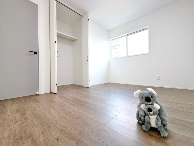 【洋室】 | 伊勢崎市三室町　平屋　新築住宅 | 清潔感ある壁紙と温もり溢れる床材が調和した洋室。毎日の生活を少しでも快適に過ごして頂ける様、飽きの来ない雰囲気がたまりません。
